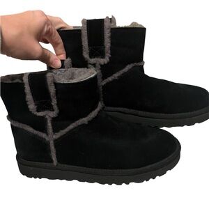 UGG Women’s Classic Mini Spill Seam Black New in Box with Small Flaw